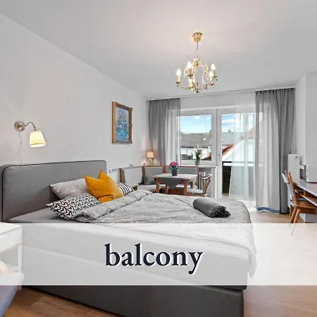 Hallo!-apartment 13: Chic City Center Flat With Sunny Balcony